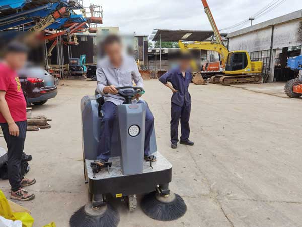 S4小型电动扫地机